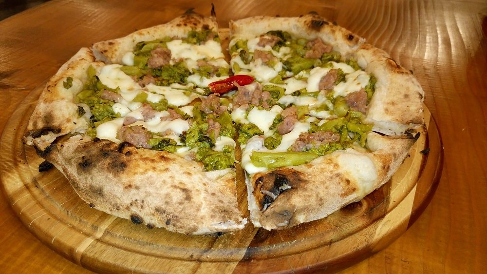 pizza-con-broccolo-aprilatico-di-paternopoli-cotechino-irpino-e-provola-affumicata