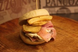 1 PANINO CARULINA, IL PANINO PREFERITO DI CARMINE MIGLIACCIO, DOPPIO HAMBURGER 150GR DELLA CASA, PROSCIUTTO COTTO, SOTTILETTA E PATATINE FRITTE.