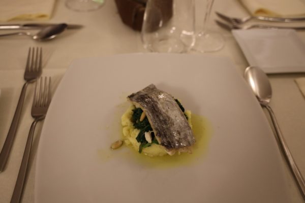 Patane, foglie e pesce curreja